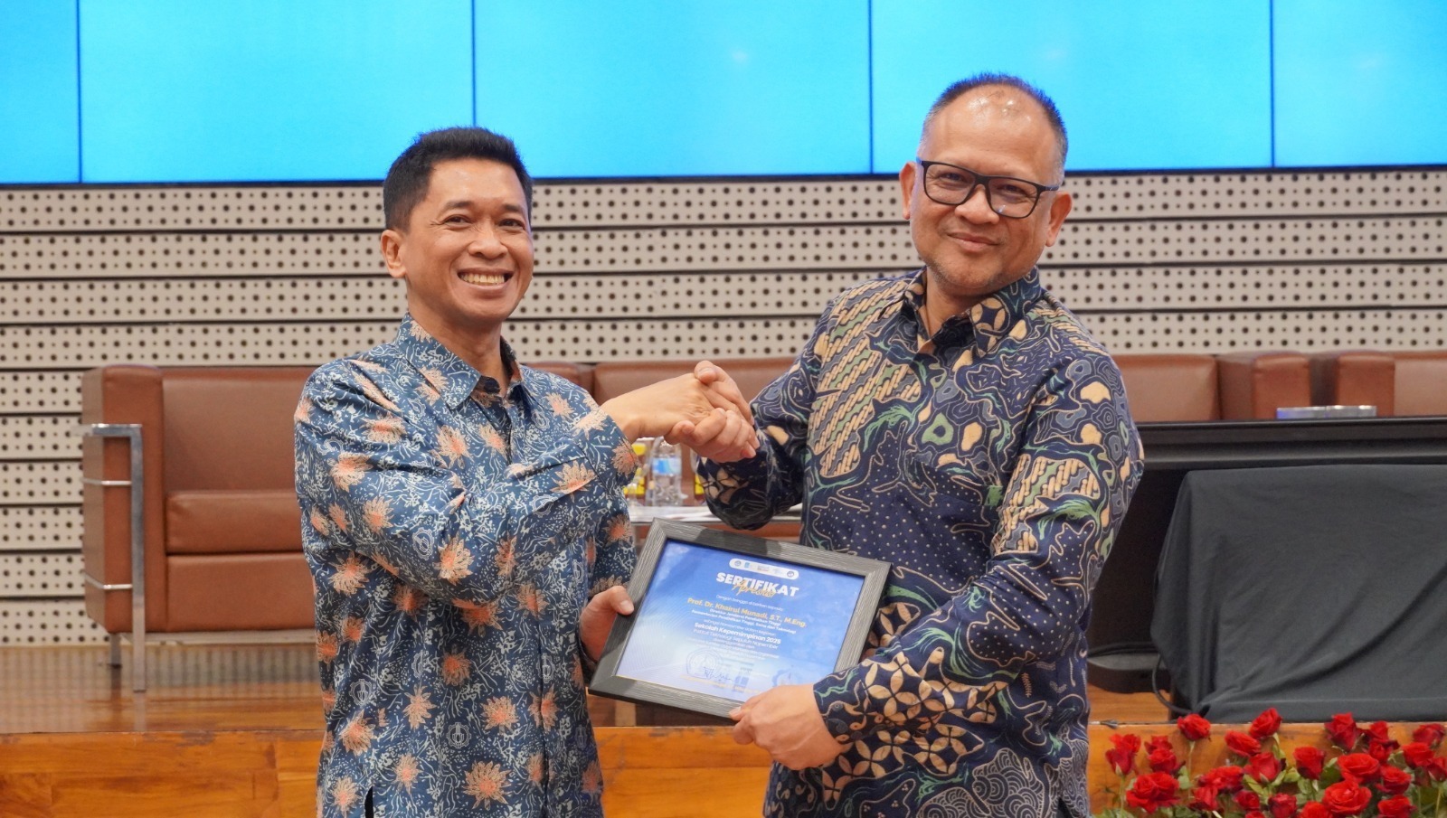 Rektor ITS Prof Ir Bambang Pramujati ST MSc Eng PhD (kiri) memberikan sertifikat pembicara kepada Dirjen Diktisaintek Prof Dr Khairul Munadi ST MEng usai menjadi keynote speaker di Sekolah Kepemimpinan ITS 2025