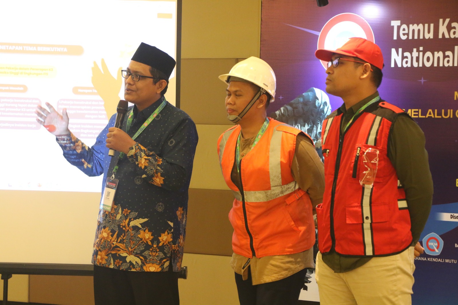 (dari kiri) Nur Hasan, Dian Rachmat Saputra, dan Guruh Pramudita dari tim Keep Safety ITS saat melakukan presentasi di ajang TKMPN XXVIII 2024 di Bali