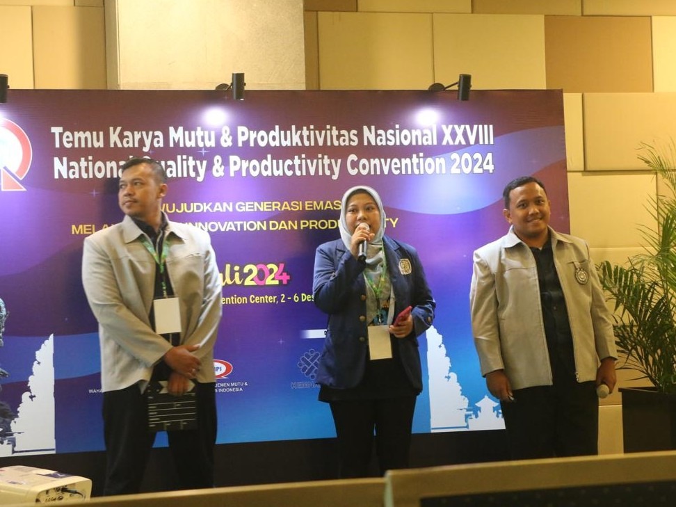 (dari kiri) Wahyu Aditya Rachman SPd, Arindra Mutiara Rulianti ST, dan Aziz Hakim Astqolani SIKom saat melakukan presentasi sistem inovatif I-Tem Center di TKMPN XXVIII 2024