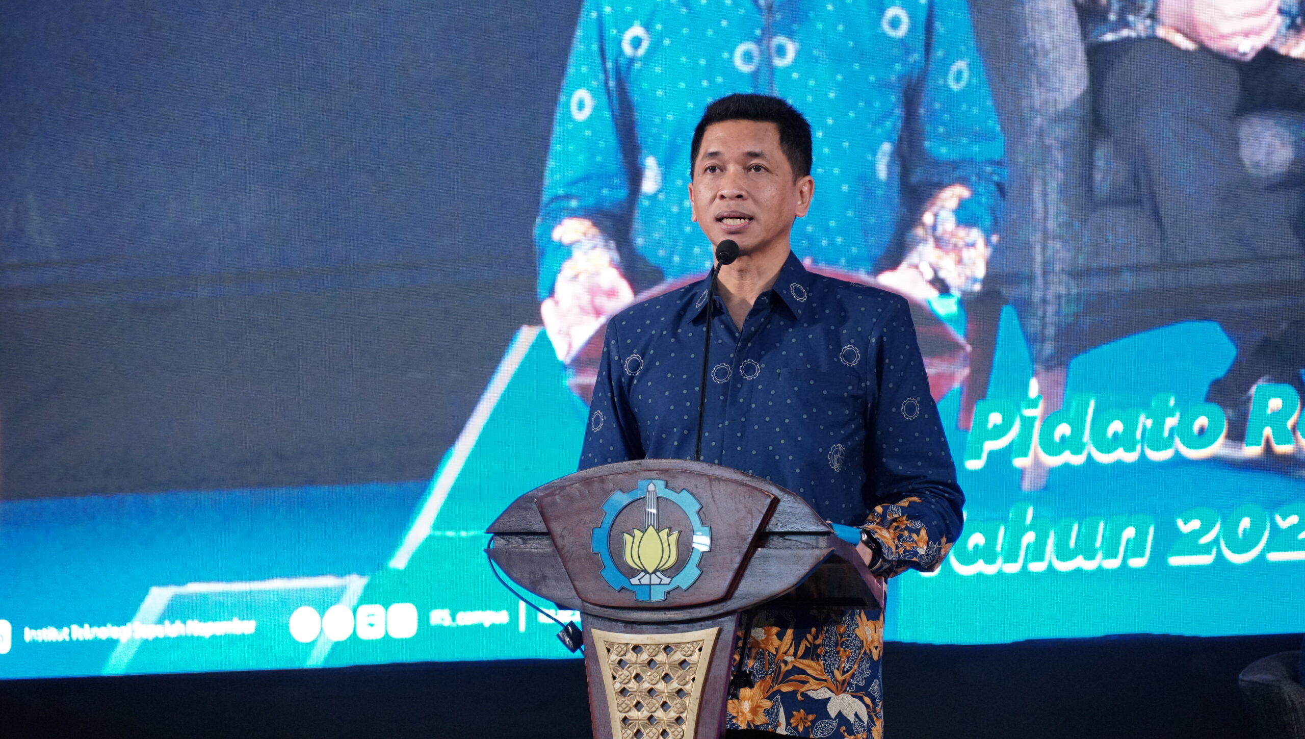 Ir Bambang Pramujati ST MScEng PhD dalam pidatonya menyampaikan mengenai launching unifikasi penggunaan identitas tiap departemen