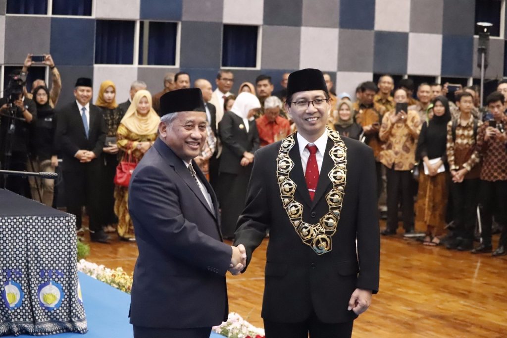 Ketua MWA Lantik Rektor ITS Periode 20192024 Majelis Wali Amanat