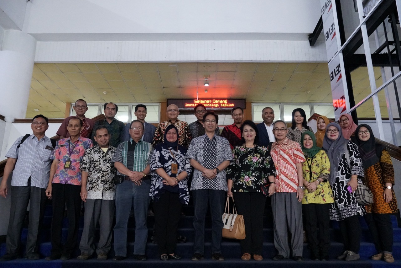 Delegasi Dari Pemerintah Provinsi Kalimantan Timur Berfoto Bersama