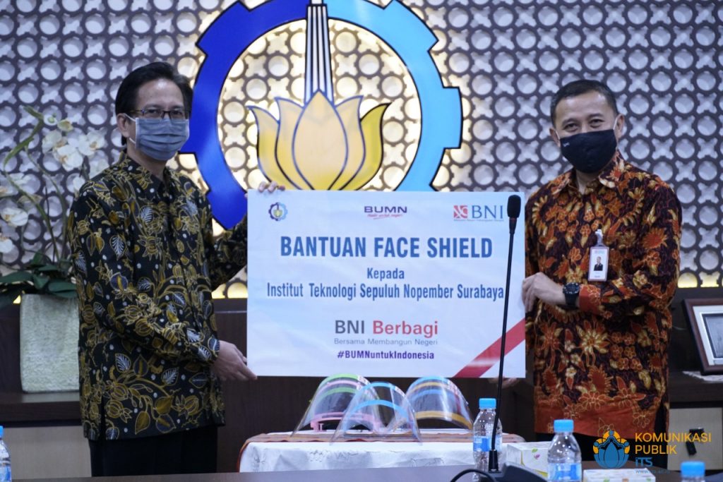 Prof Dr Ir Mochamad Ashari MEng (kiri) dan Bagus Suhandoko saat prosesi penyerahan secara simbolis donasi dari BNI untuk pembuatan face shield kepada ITS