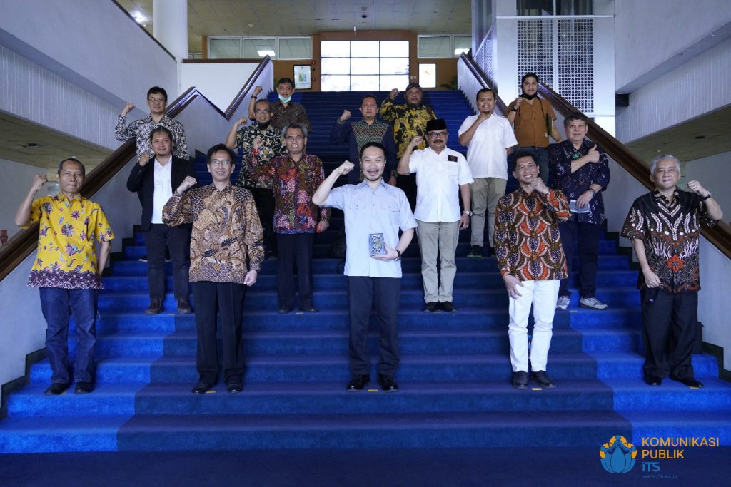 Jajaran pimpinan ITS dan perwakilan PT Intelegensia Grahatama berfoto bersama usai penandatanganan MoU di Rektorat ITS