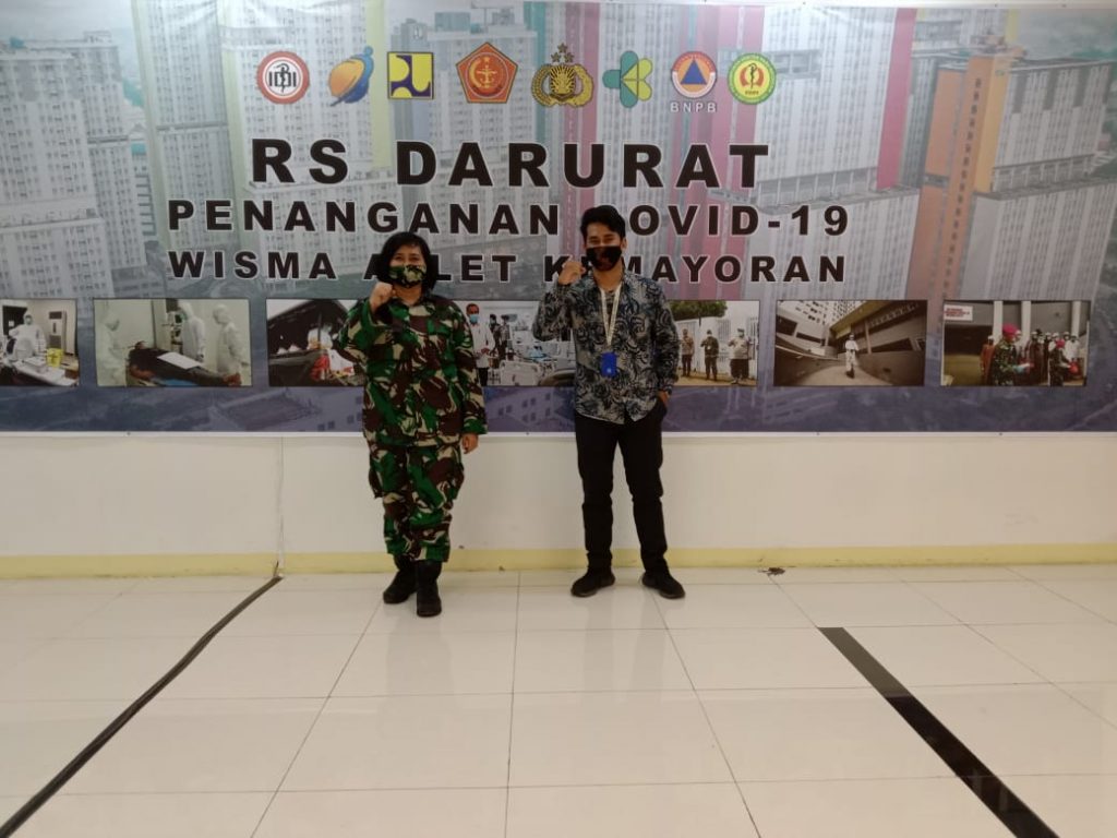 Tim PT ITS Tekno Sains yang diwakili oleh Noer Indra (kanan) menyerahkan robot RAISA ke RS Darurat Wisma Atlet, Jakarta