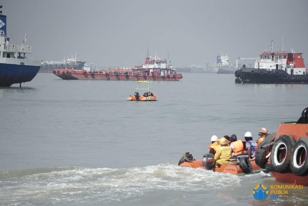 Demonstrasi i-Boat saat mengevakuasi korban di tengah laut tanpa ada awak kemudi