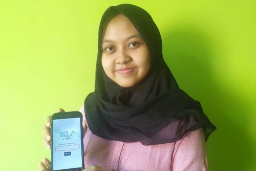 Zulfani Alfasanah, ketua tim mahasiswa ITS penggagas Komunitas PAPER menunjukkan ilustrasi aplikasi Online School Assistant Based on Application