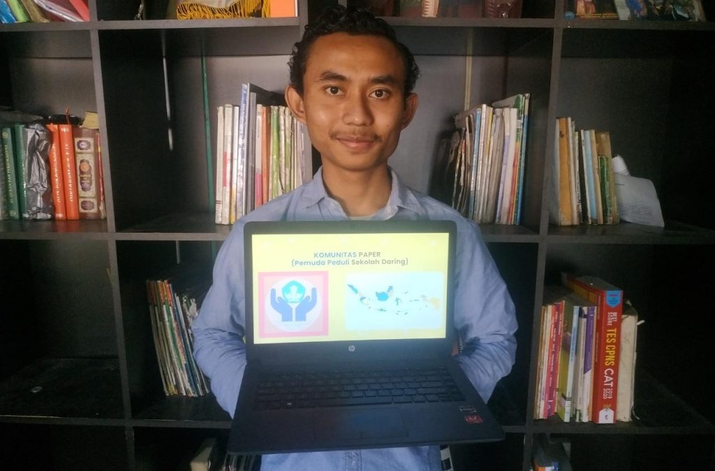 Dede Yusuf P Kuntaritas showing an illustration of the PAPER Community
