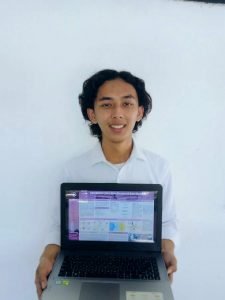 Muhammad Irvansyah menunjukkanMuhammad Irvansyah shows a scientific poster for the Virtual Reality Tourism scenario by his team poster ilmiah skenario Virtual Reality Tourism karya timnya