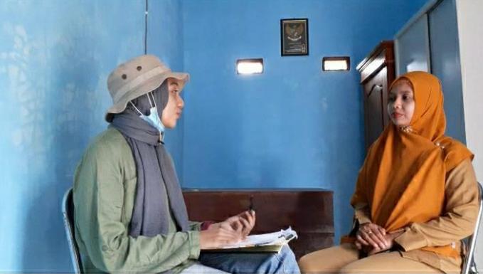 Kegiatan wawancara dengan Kepala Desa Ngepung, Dwiyana Bekti (kanan)
