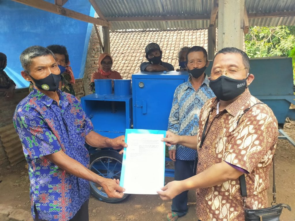 Serah terima mesin dari Dr Ir Eko Nurmianto MEngSc (kanan) kepada Ketua Kelompok Tani Hutan Nganjuk