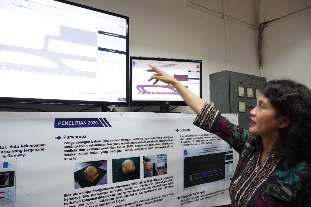 Dr Melania Suweni Muntini menjelaskan cara kerja alat Standing Water Detector yang terlaporkan lewat monitor di Laboratorium Instrumentasi dan Elektronika Departemen Fisika ITS