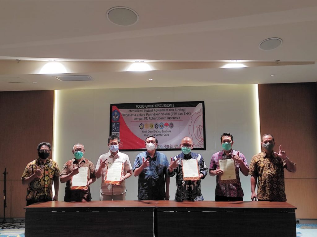Prof Ir Muhammad Sigit Darmawan (tengah) bersama keenam mitra Satuan Pendidikan Vokasi Afiliasi (SPVA) usai penandatanganan MoU di Hotel Grand Dafam, Surabaya