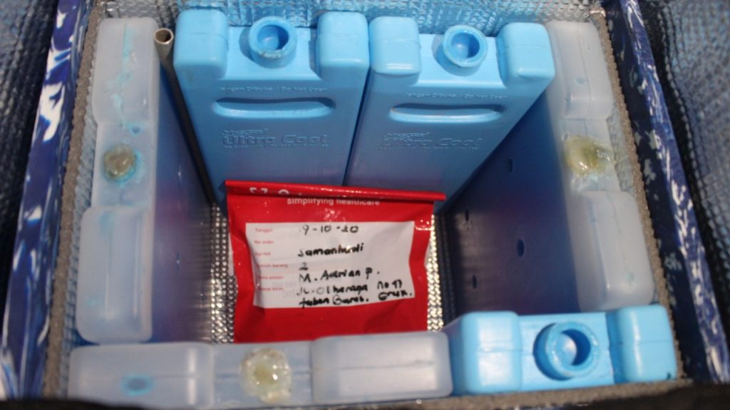 Ice pack blue gel yang berada di dalam kotak VD-BOX, karya mahasiswa ITS
