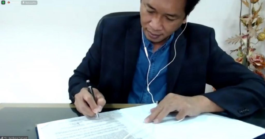 Wakil Rektor IV ITS Bambang Pramujati ST MSc Eng PhD sedang menandatangani Memorandum of Understanding (MoU) kerja sama antara ITS dan CSPC