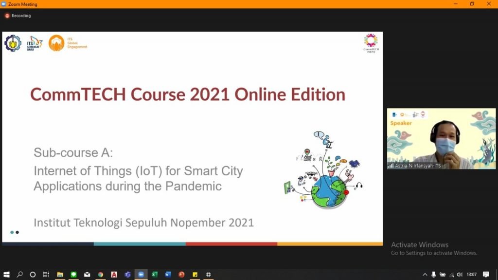 Sesi materi CommTECH berjudul Internet of Things (IoT) for Smart City Applications during the Pandemic yang dibawakan Astria Nur Irfansyah PhD