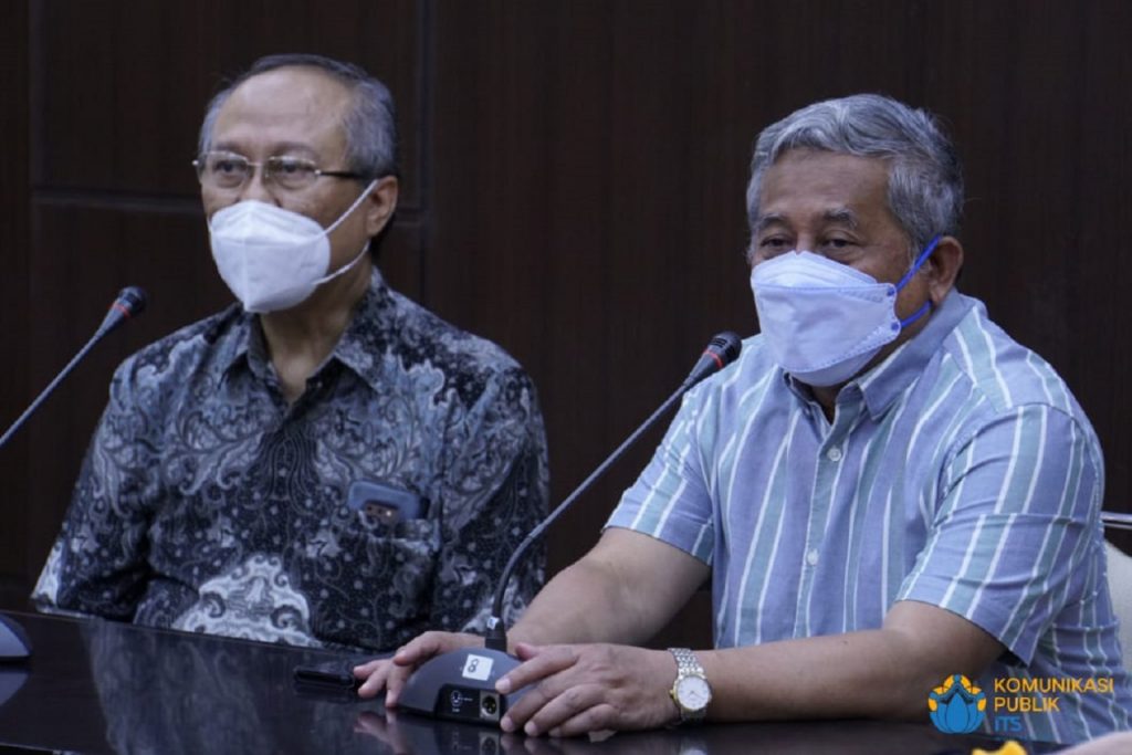 Prof Drs Ec Ir Riyanarto Sarno MSc PhD (kiri) dan Prof Dr Ir Muhammad Nuh DEA saat menyampaikan sambutan di acara serah terima i-nose c-19