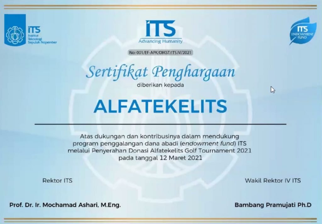 Penyerahan secara simbolis sertifikat penghargaan dari Rektor ITS kepada segenap pengurus Alfatekelits atas kontribusi dalam program penggalangan Dana Abadi ITS