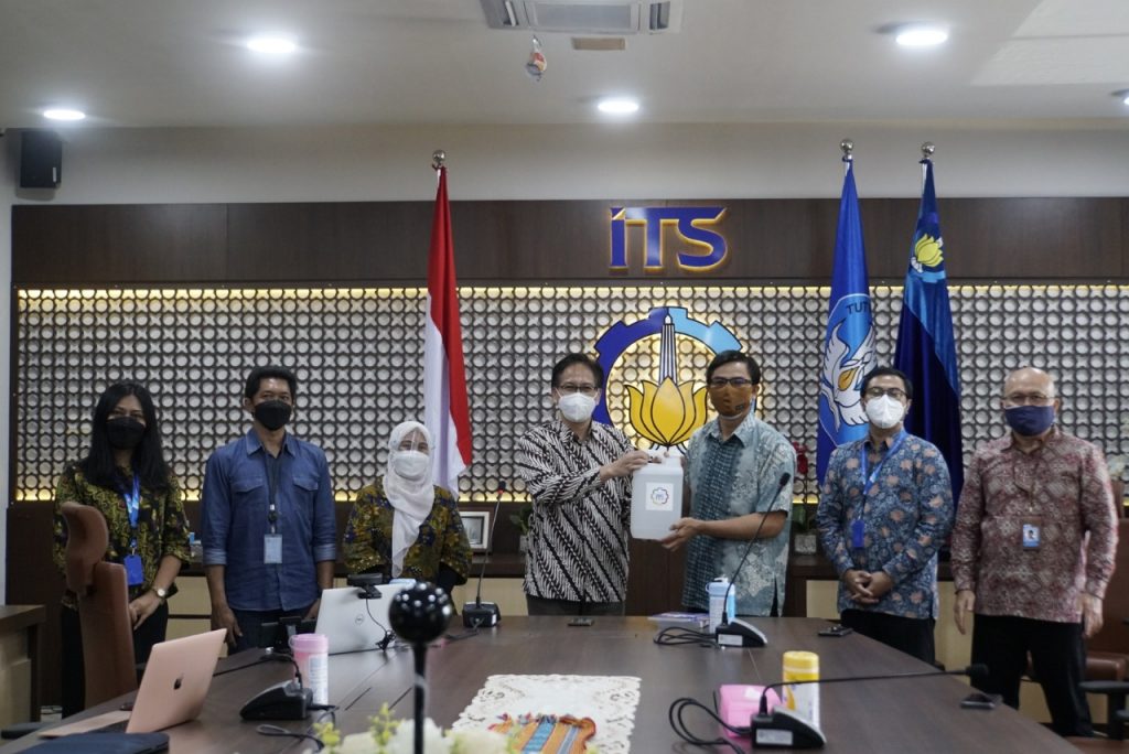 Penyerahan handsanitizer secara simbolis oleh Rektor ITS Prof. Dr. Ir. Mochamad Ashari M.Eng., kepada Kepala Dinas Kesehatan Kabupaten Tuban dr Bambang Priyo Utomo