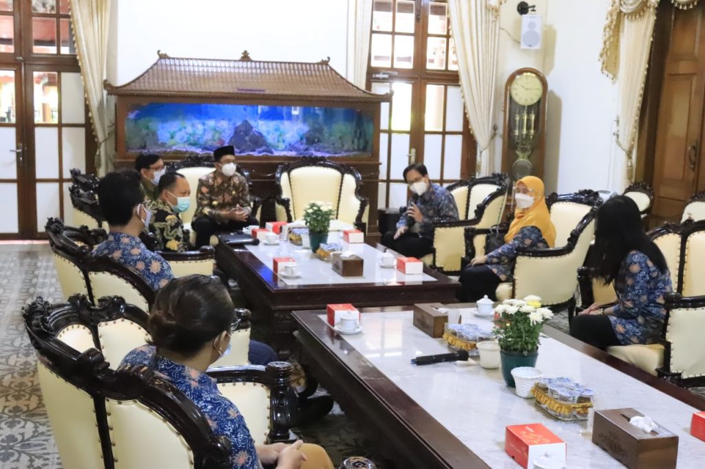 Suasana audiensi antara jajaran pejabat Pemerintah Kabupaten Sidoarjo bersama para pimpinan ITS di Pendopo Kabupaten Sidoarjo