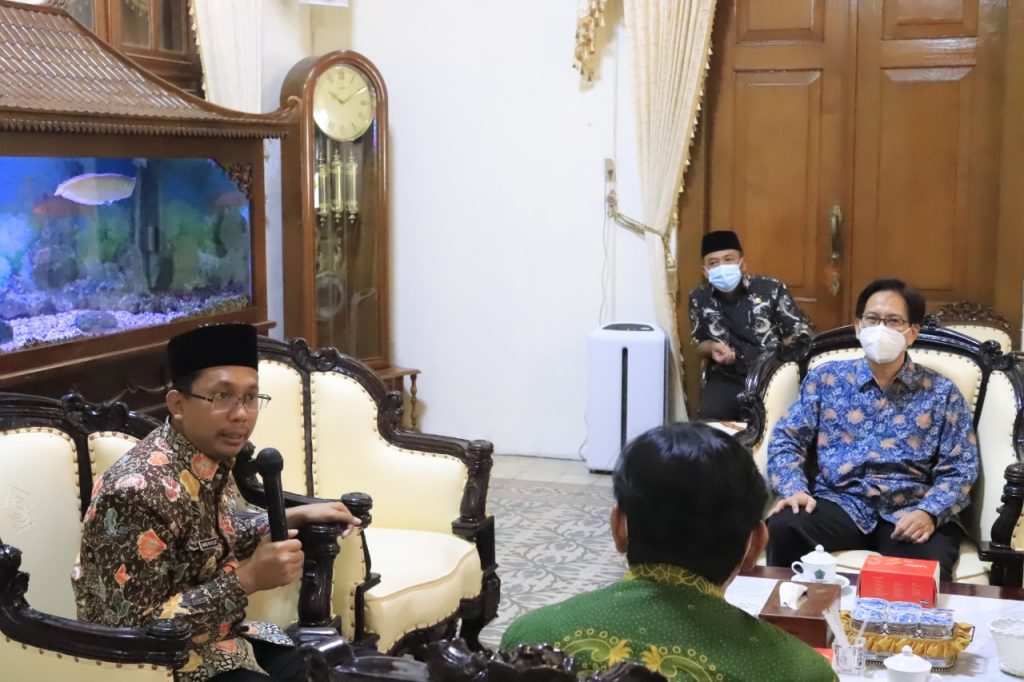 Bupati Sidoarjo Ahmad Muhdlor Ali SIP (kiri) ketika berdialog mengenai pembangunan daerah Kabupaten Sidoarjo dengan jajaran pimpinan ITS