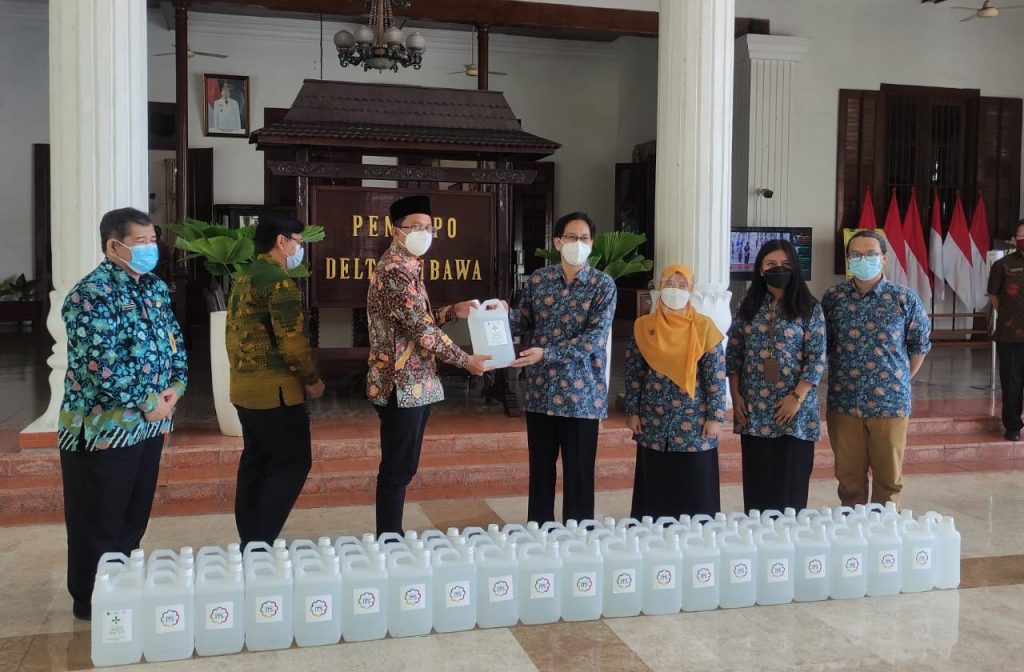 Penyerahan 300 liter handsanitizer dari ITS untuk Puskesmas di Kabupaten Sidoarjo