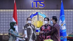 Penandatangan Pakta Integritas menggunakan QR Code dipimpin oleh Dekan FSAD ITS Prof Hamzah Fansuri SSi MSi PhD (kanan)