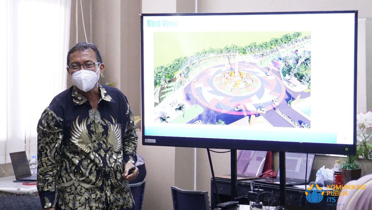 Head of Sub-directorate for Supervision of Master Plan Implementation Ir Rachmad Basuki MT presents the design of the ITS gate design in front of the Mayor of Surabaya Eri Cahyadi