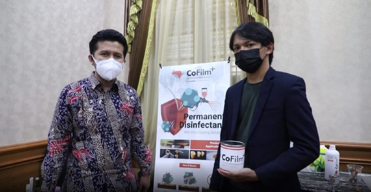 ITS CoFilm project team leader Royyan Wafi (right) with the Deputy Governor of East Java Emil Elestianto Dardak