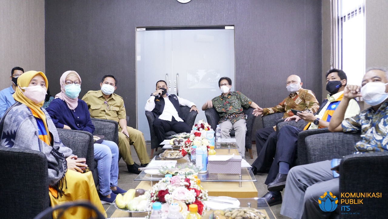 Inside the discussion of the plan for the construction of three ITS gates, which was attended by the Mayor of Surabaya, Eri Cahyadi (center left) with the ranks of ITS leadership