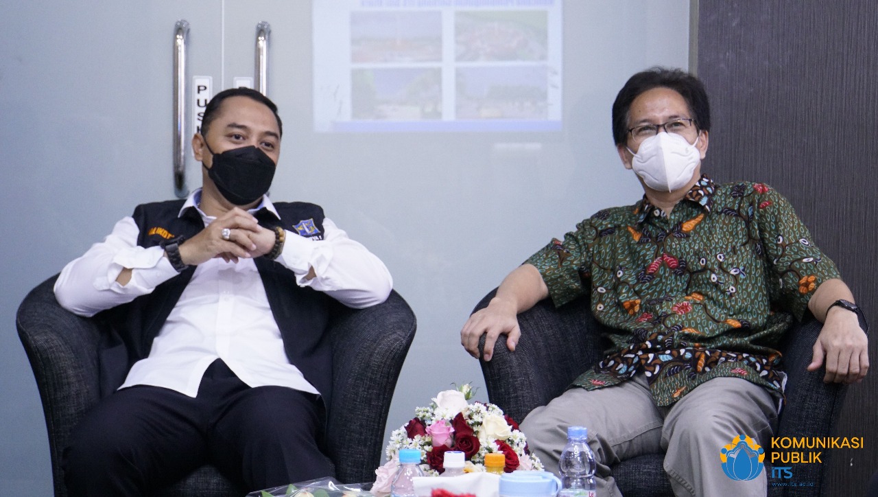 The Mayor of Surabaya, Eri Cahyadi (left) with ITS Rector Prof Dr Ir Mochamad Ashari MEng during the audience in Bromo Room, Graha Sepuluh Nopember ITS