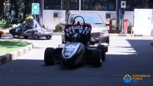 Mobil yang membawa wisudawan program doktor Teknik Mesin ITS, Dr Ir Witantyo MEngSc, saat menuju depan Gedung Rektorat ITS dengan iringan mobil Tim Sapuangin ITS