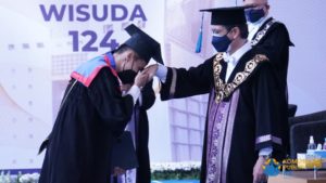 Rektor ITS Prof dr Ir Mochamad Ashari MEng (kanan) saat dicium tangannya oleh wisudawan dari Departemen Teknik Kimia ITS, Farid Auzzin Ashari, yang juga putranya saat sesi penyerahan ijazah