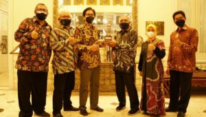 (dari kiri) Wakil Rektor III ITS Dr Eng Ir Ahmad Rusdiansyah MEng, Wakil Rektor II Ir Mas Agus Mardyanto ME PhD, Rektor ITS Prof Dr Ir Mochamad Ashari MEng, Wakil Rektor I Prof Dr Ir Adi Soeprijanto MT, Sekretaris ITS (Sekits) Dr Umi Laili Yuhana SKom MSc, dan Wakil Rektor IV Bambang Pramujati ST MScEng PhD memamerkan piala bergilir Sambawana