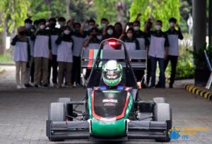 Anargya Formula EV Mark 2.0 dijalankan di halaman Graha Sepuluh Nopember ITS