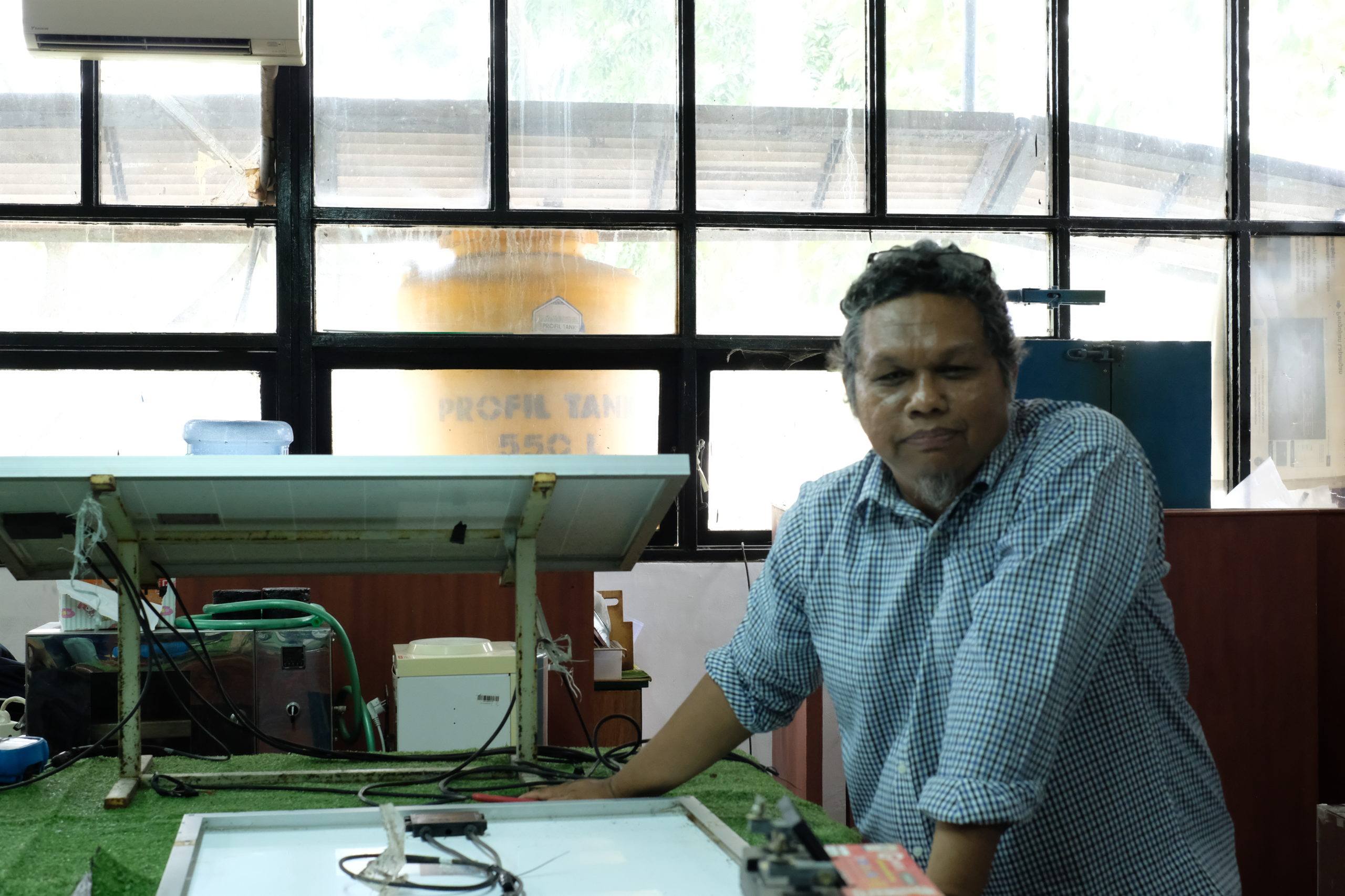 Praktisi Panel Surya Indonesia, Yudhi Vernanda SSi saat membuka acara workshop implementasi praktisi Solar PV sebagai EBT