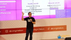 Direktur Digital Business Telkom Indonesia Muhammad Fajrin Rasyid saat menyampaikan materi pada gelaran Digistar Connect 2022 di kampus ITS,