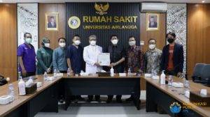 Direktur Rumah Sakit Universitas Airlangga (RSUA) Prof Dr Nasronudin SpPD (lima dari kiri) dan Wakil Rektor IV ITS Bambang Pramujati ST MSc Eng PhD (empat dari kanan) beserta jajaran pimpinan