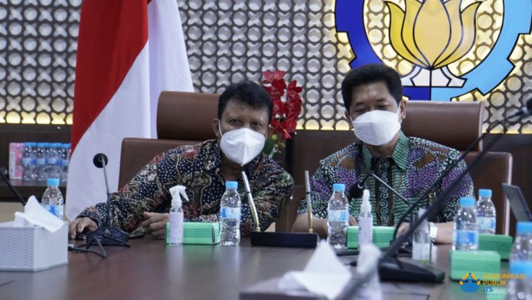 General Manager Pt Pln Pusharlis Suroso Kiri Dan Wakil Rektor Bidang Iv Its Bambang Pramujati