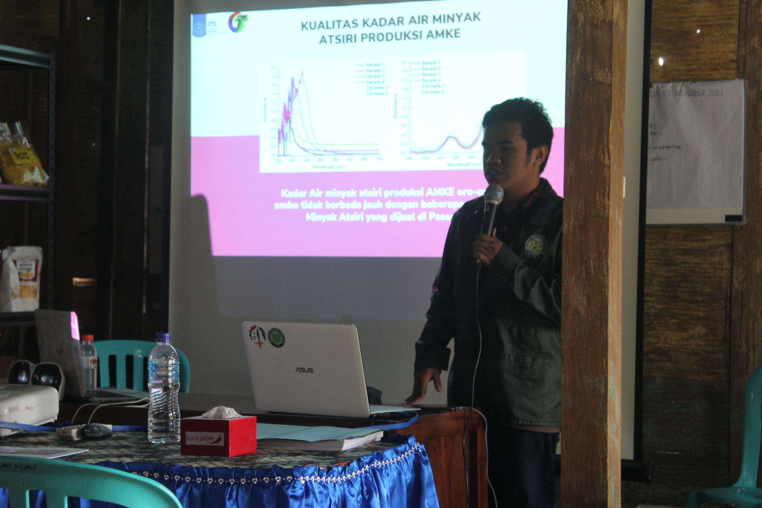 Pelatihan tentang teknik mengolah minyak atsiri.