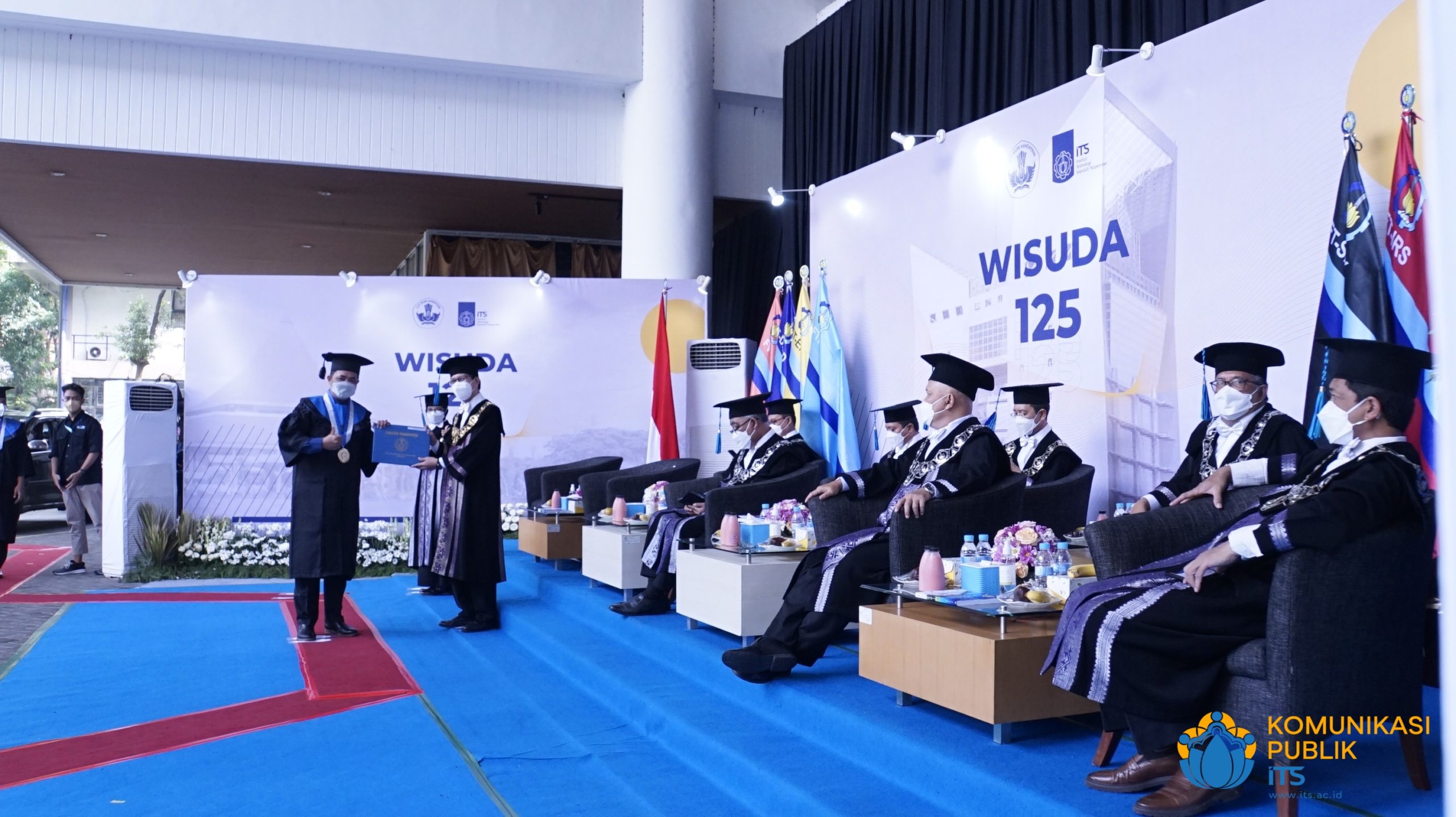 Penyerahan ijazah oleh dekan fakultas serta Rektor ITS kepada salah satu wisudawan pada Wisudawan 125 hari kedua