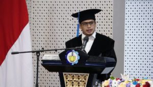 Prof Adi Setyo Purnomo SSi MSc saat membawakan orasi ilmiahnya yang bertema biodegradasi limbah