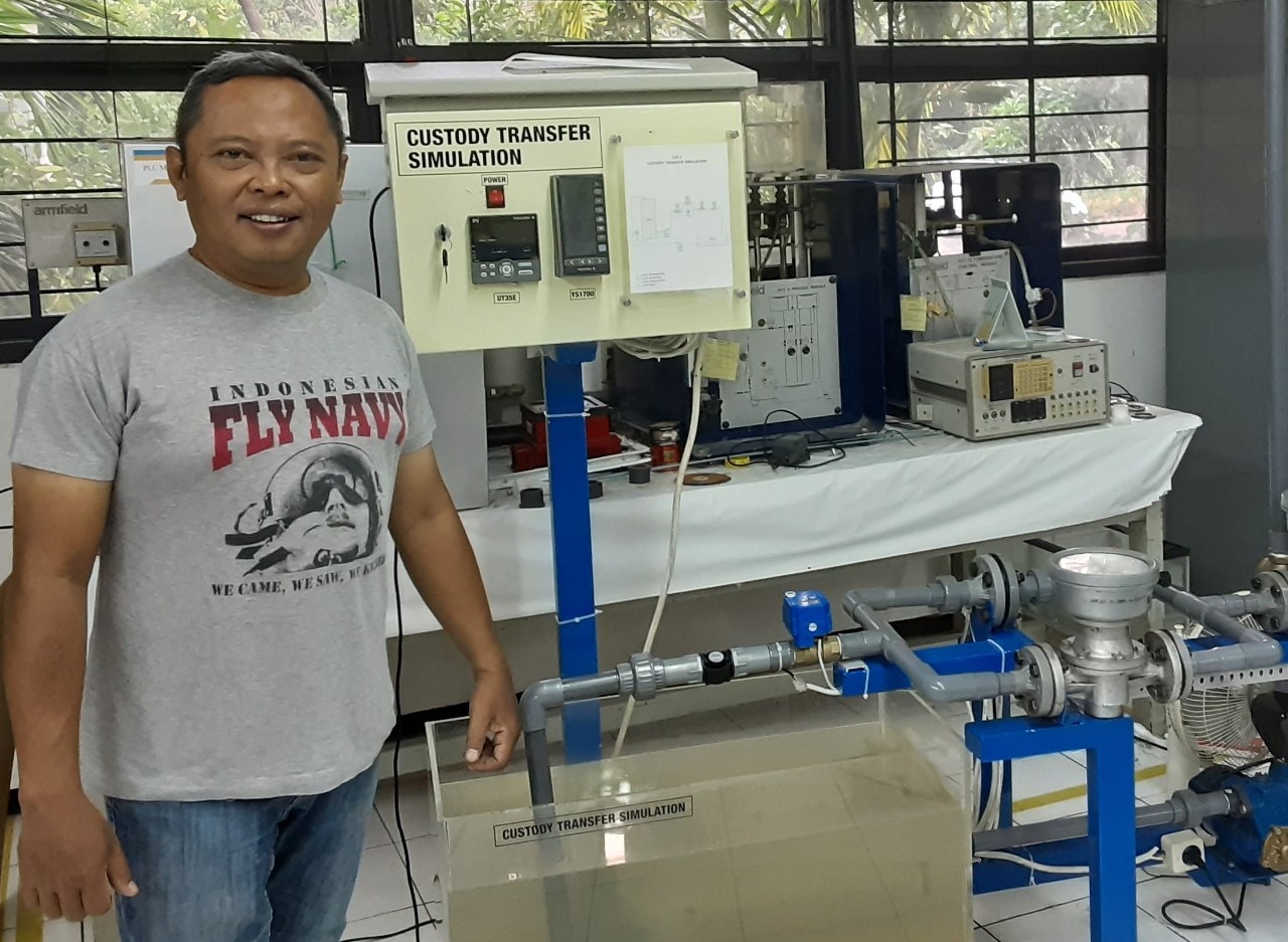 Prof Totok Ruki Biyanto ST MT PhD saat memeriksa desain hardware dan software untuk Non Revenue Water (NRW) PDAM
