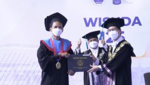 Sofyan Abidin, wisudawan dari Departemen Teknik Material dan Metalurgi ITS yang juga aktif sebagai reporter ITS Online mengikuti wisuda ke-125 secara luring