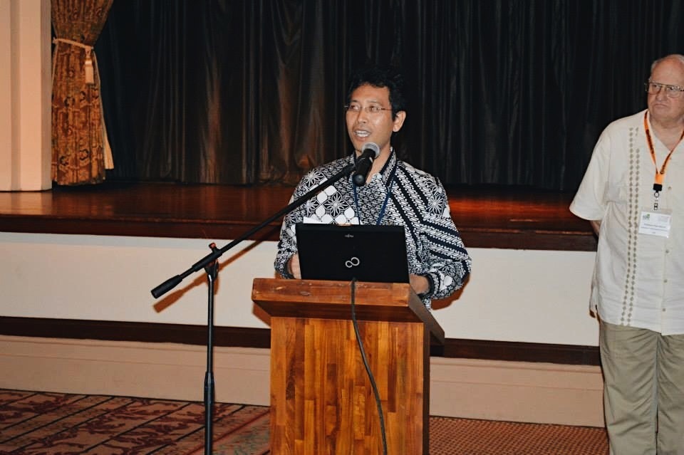 Prof Nyoman saat menerima penghargaan dari International Engineering Operational Management (IEOM) Society 2014