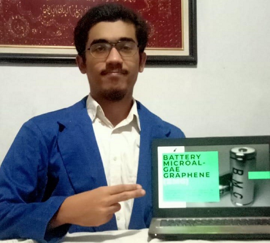 Ersyad Dhillullah menunjukkan inovasi timnya yang menggagas baterai ramah lingkungan
