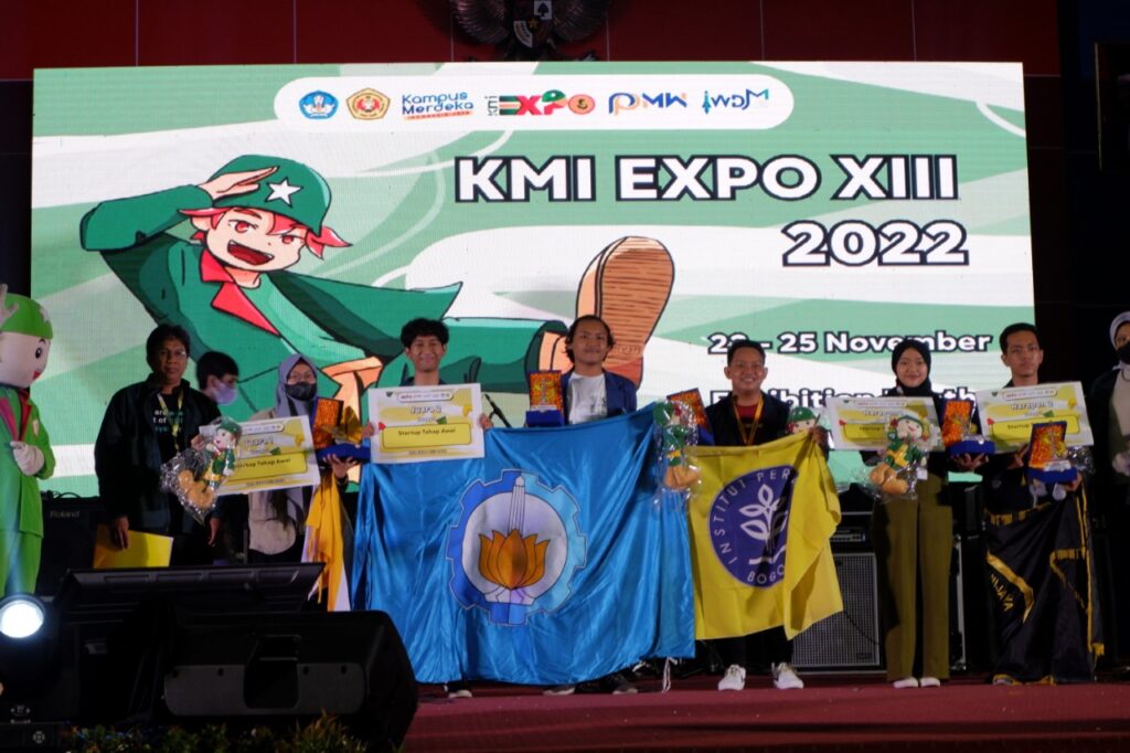 Tim Alpha Academy ITS Saat Menyabet Juara II Pada KMI Expo 2022 Bidang ...