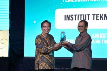 Penyerahan Penghargaan Oleh Plt Dirjen Diktikristek Prof Ir Nizam Msc Dic Phd Kanan Kepada