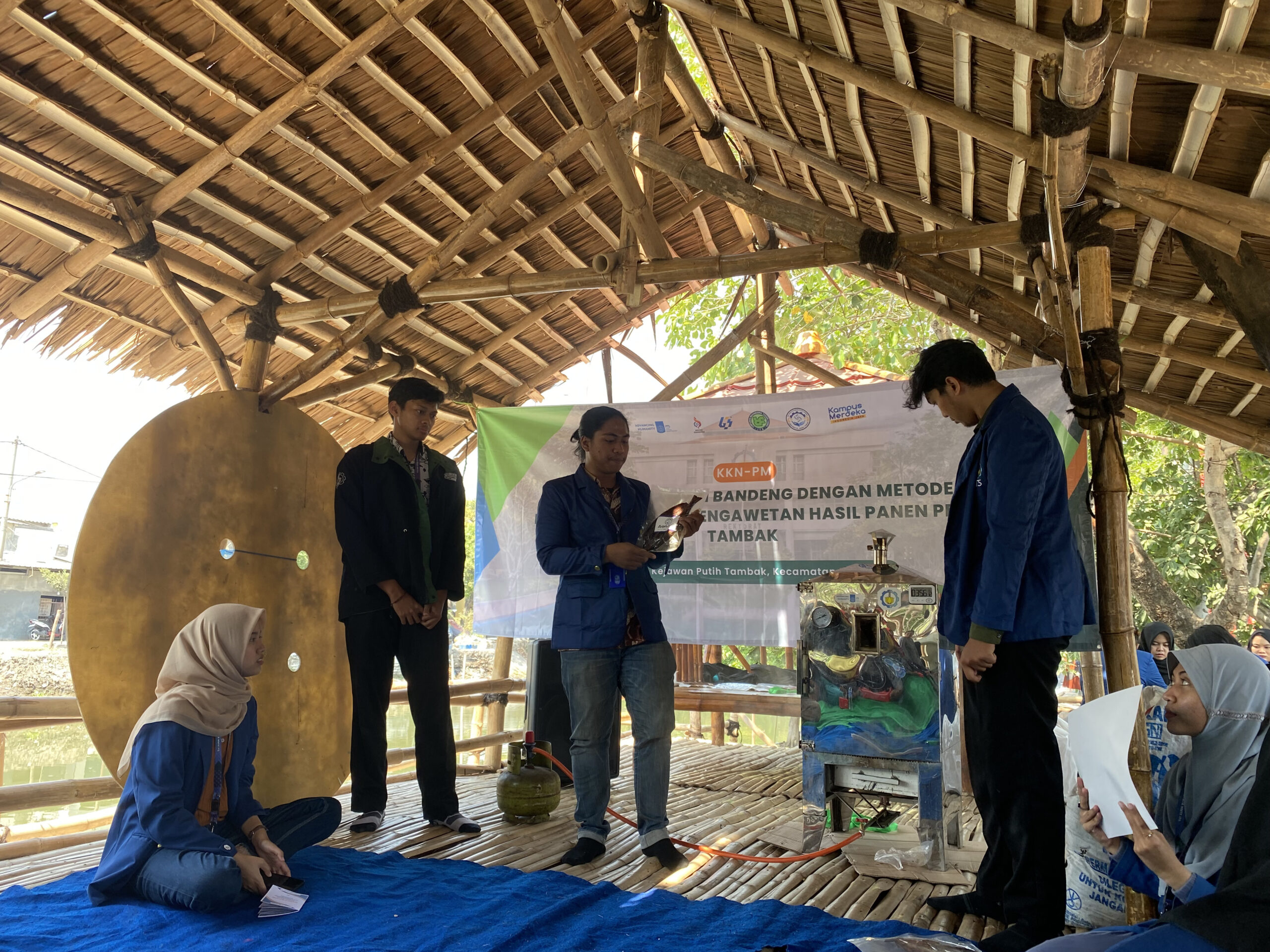 Gambar alat pengasapan ikan bandeng yang diinovasikan oleh mahasiswa ITS