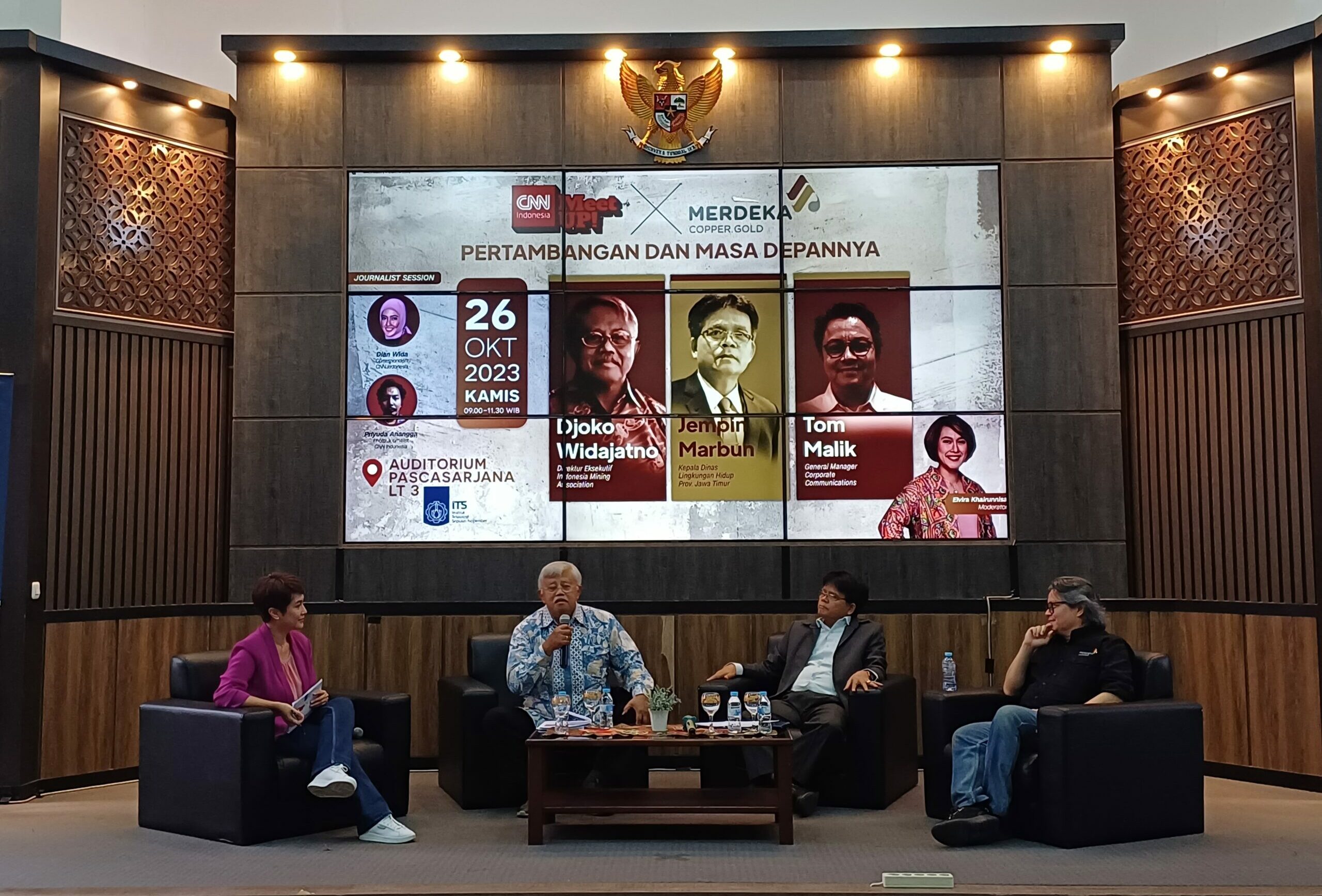 (dari kiri ke kanan) Elvira Khairunnisa sebagai moderator, Djoko Widajatno, Jempin Marbuh, Tom Malik